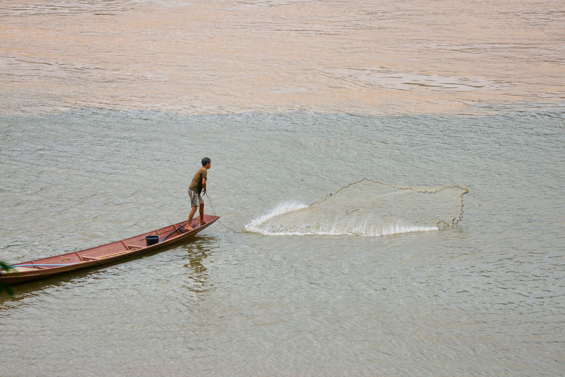 Am Zusammenfluss der Flüsse Mekong und Nam Khan. Dunkle Wasser kommt vom Nam Khan.